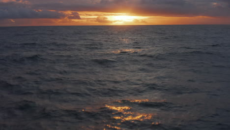 Dämmerungsaufnahme-Des-Goldenen-Sonnenuntergangs-Auf-Dem-Ozean.-Luftaufnahme-Eines-Wunderschönen-Orangefarbenen-Sonnenuntergangs-Am-Tiefblauen-Meer