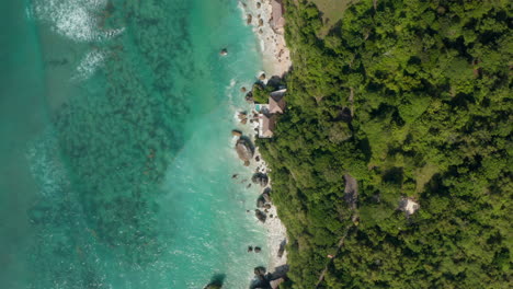 Luftbild-Von-Oben-Nach-Unten-Von-Luxuriösen-Tropischen-Villen-An-Der-Küste-Von-Bali.-Blick-Von-Oben-Auf-Villen-Und-Ferienhäuser-Am-Meer-Am-Türkisblauen-Meer-In-Bali