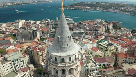 Vuelo-Sobre-La-Torre-De-Galata-En-Estambul,-Turquía-E-Inclinación-Hacia-Abajo-En-Perspectiva-De-Vista-De-Pájaro,-Paisaje-Aéreo
