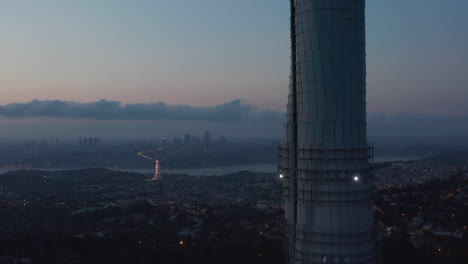 Blinkende-Blinkende-Lichter-Auf-Dem-Istanbuler-Fernsehturm-Mit-Herrlichem-Blick-über-Ganz-Istanbul,-Luftkran-Nach-Oben