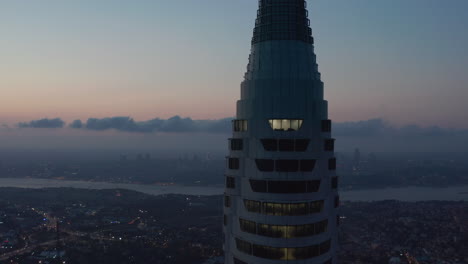Kreisende-Wolkenkratzer-Skyline-Von-Istanbul-In-Der-Ferne-Neben-Dem-Neuen-Fernsehturm-Aus-Epischer-Luftperspektive-In-Der-Abenddämmerung,-Nach-Rechts-Schieben