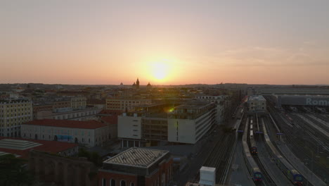 Stadtbild-Mit-Türmen-Gegen-Romantischen-Sonnenuntergang.-Rückwärtige-Enthüllung-Der-Gleise-Am-Hauptbahnhof.-Rom,-Italien