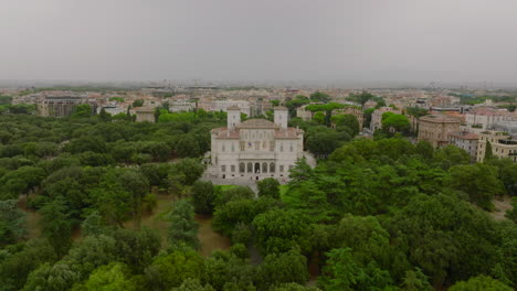 Luftbild--Und-Schwenkaufnahmen-Einer-Freistehenden-Historischen-Villa-Im-Park,-Museum-Und-Galleria-Borghese.-Rom,-Italien