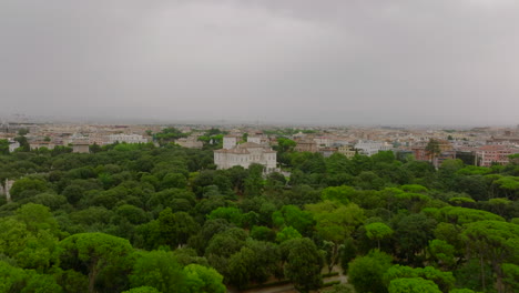 Vorwärts-Fliegen-Sie-über-Grüne-Baumwipfel-Im-Park-In-Richtung-Der-In-Einer-Historischen-Villa-Untergebrachten-Borghese-Galerie.-Rom,-Italien