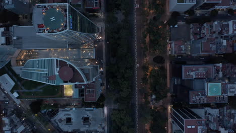 Vogelperspektive-Von-Oben-Nach-Unten-Schwenkansicht-Des-Verkehrs-In-Den-Straßen-Der-Innenstadt.-Fliegende-Drohne-Abends-Nach-Sonnenuntergang.-Mexiko-Stadt,-Mexiko.