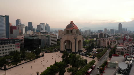 Aerial-view-of-famous-Monument-to-Revolution-on-Plaza-de-la-Republica.-Forward-fly-to-historic-landmark.-Cityscape-in-background.-Mexico-City,-Mexico.