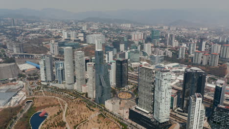 Blick-Aus-Der-Vogelperspektive-Auf-Moderne-Wolkenkratzer-Im-Stadtteil-Santa-Fe,-Stadtbild-Im-Hintergrund.-Mexiko-Stadt,-Mexiko.