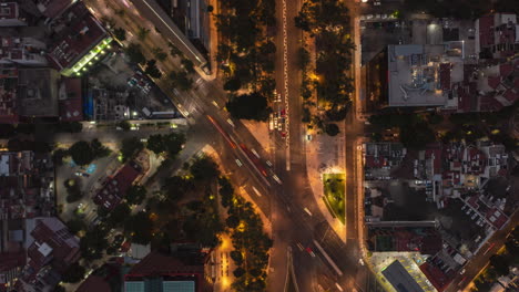 Luftbild-Von-Tag-Zu-Nacht-Von-Oben-Nach-Unten-Hyperlapse-Des-Geschäftigen-Stadtverkehrs-Auf-Der-Mehrspurigen-Straße-In-Mexiko-Stadt