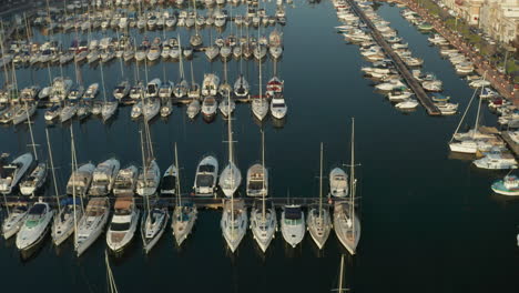 Segelboote-Im-Hafen-Einer-Kleinen-Stadt-Auf-Der-Malta-insel,-Luftneigung-Nach-Unten