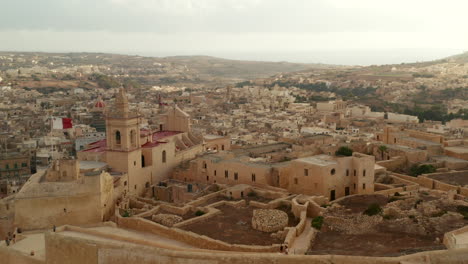 Gozo-Castle-Fort-Mit-Malta-Fahnenschwenkendes-Schloss-In-Schöner-Sandbrauner-Farbe,-Luftrutsche-Rechts