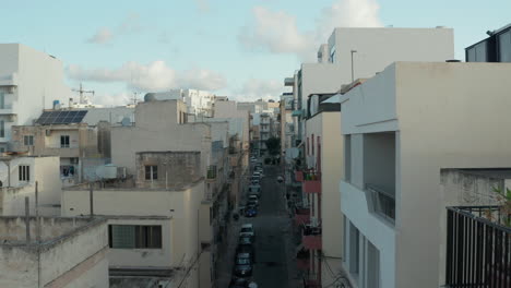 Leere-Mediterrane-Stadtstraße-In-Malta,-Lufttransportwagen-Am-Schönen-Blauen-Himmeltag