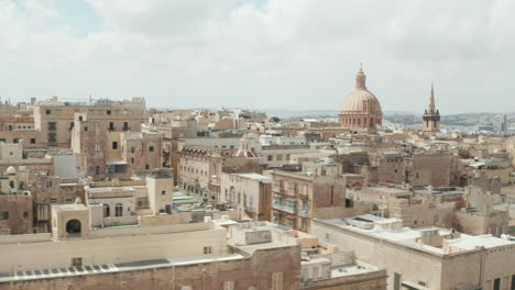 Toma-Aérea-De-La-Ciudad-De-Valletta,-Capital-De-La-Isla-De-Malta-En-Color-Beige-Con-Hermosos-Tejados-Paisaje-Urbano-A-La-Luz-Del-Día,-Perspectiva-De-Drones