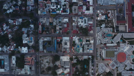 Vista-De-Arriba-Hacia-Abajo-Con-El-Barrio-En-Playa-Del-Carmen,-México.-Vista-Aérea-Del-Centro-Vacacional-Mexicano