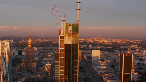 Imágenes-Elevadas-De-La-Construcción-De-Un-Nuevo-Rascacielos.-Edificio-Pkin-De-Estilo-Ruso-En-El-Fondo.-Varsovia,-Polonia