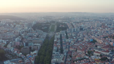 Weite-Panorama-Luftaufnahme-Des-Stadtzentrums-Von-Lissabon-Mit-Bunten-Wohnhäusern-Und-Einem-Großen-Grünen-öffentlichen-Park