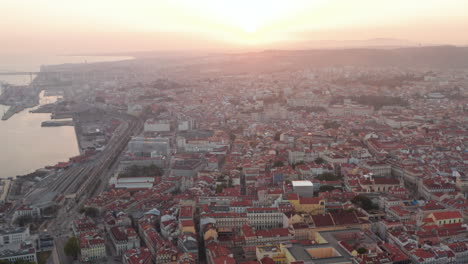 Luftschieberansicht-Der-Schönen-Sonnenstrahlen-über-Dem-Stadtzentrum-Von-Lissabon-Mit-Bunten-Häusern-Und-Berühmten-Sehenswürdigkeiten-Im-Alten-Stadtzentrum