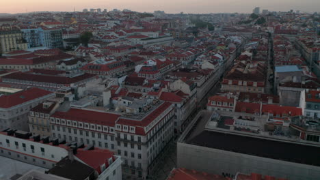 Luftaufnahme-Der-Roten-Dächer-Bunter-Häuser-Im-Stadtzentrum-Von-Lissabon-Und-Des-Denkmals-Arco-Da-Rua-Augusta-In-Einer-Traditionellen-Europäischen-Stadt