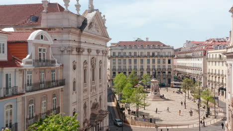 Traditionelle-Schmale-Stadtstraßen-Mit-Schöner-Architektur-Rund-Um-Den-Stadtplatz-Und-Fußgänger,-Die-Durch-Das-Stadtzentrum-In-Lissabon,-Portugal,-Spazieren