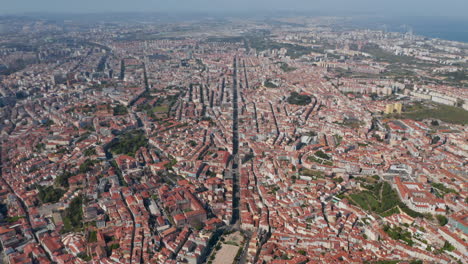 Breite-Luftpanoramasicht-Auf-Häuser-Und-Mehrfamilienhäuser-Im-Städtischen-Stadtzentrum-Von-Lissabon,-Portugal