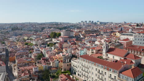 Panning-Luftaufnahme-Der-Stadt-An-Sonnigen-Tagen.-Blick-Auf-Das-Dach-Von-Einer-Fliegenden-Drohne.-Lissabon,-Hauptstadt-Von-Portugal.