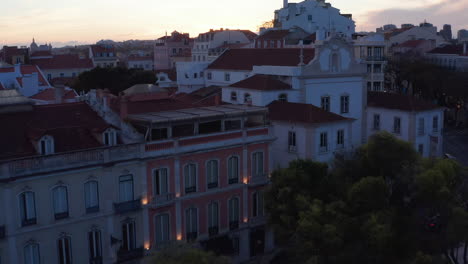 Fliegen-über-Straßen-Und-Traditionelle-Alte-Häuser-Im-Modernen-Urbanen-Stadtzentrum-Von-Lissabon,-Portugal-Am-Abend