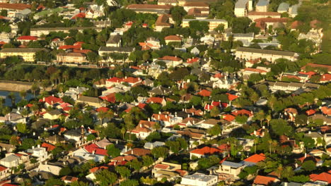 Vista-De-ángulo-Alto-De-Casas-En-Barrio-Residencial.-Volar-Por-Encima-De-Los-Edificios-De-La-Ciudad.-Sol-Brillante-Que-Brilla-En-El-Barrio-Urbano.-Ciudad-Del-Cabo,-Sudáfrica