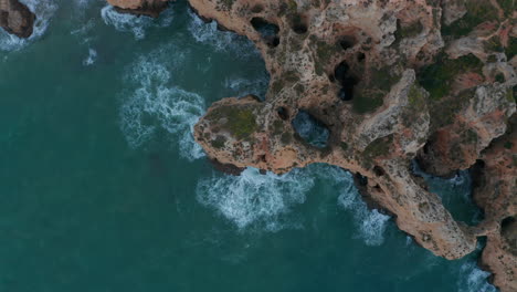 Vogelperspektive-Aus-Der-Luft-Von-Oben-Nach-Unten-Auf-Die-Malerische-Küste-Von-Lagos-Mit-Farbigen-Felsen-In-Lagos,-Algarve,-Portugal,-Tag,-Dolly-Out