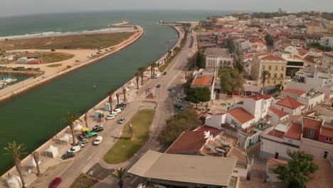 Erstellung-Einer-Luftdrohnenansicht-Von-Lagos-City-Auf-Dem-Seeweg,-Algarve,-Portugal,-Stadtbild-Der-Innenstadt,-Neigung-Nach-Unten-Zur-Vogelperspektive-Von-Oben-Nach-Unten-Auf-Den-Gil-Eanes-Square,-Tag