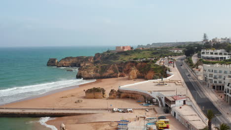 Luftdrohnenansicht-Der-Malerischen-Portugiesischen-Strandküste-In-Lagos,-Algarve,-Seitlich-Fliegend,-Enthüllen-Erstaunliches-Ufer,-Tag