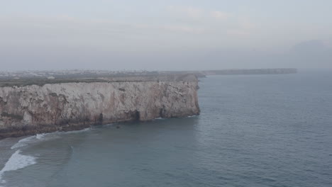 Erstaunliches-Luftbildpanorama-Der-Erstaunlichen-Felsenklippenküste-Lagos-Algarve,-Portugal,-Dolly-In,-Bewölkter-Tag
