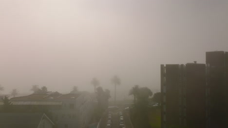 Niebla-En-La-Ciudad-En-Ubicación-Tropical.-Revelan-Hacia-Atrás-De-La-Calle-Y-Las-Casas-Residenciales.-Ciudad-Del-Cabo,-Sudáfrica
