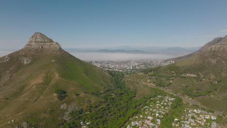 Vorwärts-Fliegen-über-Landschaft.-Lions-Head-Mountain-Mit-Felsigem-Gipfel-Hoch-über-Der-Stadt.-Kapstadt,-Süd-Afrika