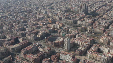 Imágenes-Panorámicas-Aéreas-Del-Desarrollo-De-La-Ciudad.-Famosa-La-Arena-Monumental-Y-La-Basílica-De-La-Sagrada-Familia.-Barcelona,-España