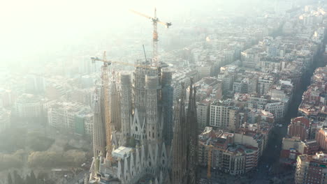 Um-Die-Basilika-Sagrada-Familia-Herumfliegen.-Luftaufnahme-Der-Großen-Unvollendeten-Kirche,-Die-über-Der-Stadt-Thront.-Barcelona,-Spanien