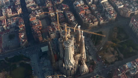 Luftaufnahmen-Der-Berühmten-Unvollendeten-Basilika-Sagrada-Familia-Und-Der-Umliegenden-Gebäude-Zur-Goldenen-Stunde.-Barcelona,-Spanien