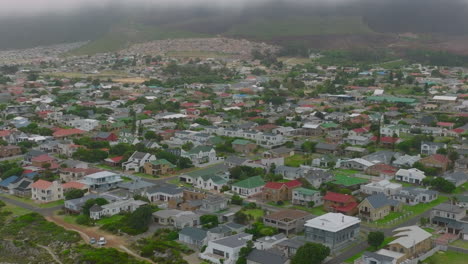 Panoramaaufnahmen-Aus-Der-Luft-Von-Gebäuden-Im-Rechteckigen-Straßennetz-Der-Stadt-Kleinmond.-Einfamilienhäuser-Mit-Farbigen-Dächern.