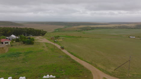 Seguimiento-De-La-Conducción-De-Tractores-Agrícolas-En-Un-Camino-De-Tierra-En-El-Campo.-Rumbo-A-La-Pequeña-Granja-Familiar.-Sudáfrica