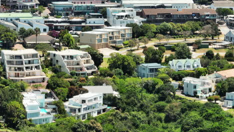 über-Der-Stadt-Fliegen.-Luftaufnahme-Von-Luxuriösen-Residenzen-Oder-Wohnungsferienhäusern-In-Touristenzielen.-Südafrika