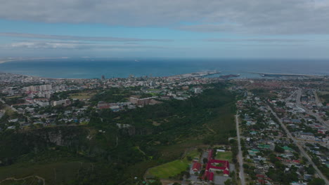 Luftaufnahme-Des-Grünen-Tals-Mit-Fluss-Zwischen-Stadtvierteln-Und-Meer-Im-Hintergrund.-Port-Elisabeth,-Südafrika