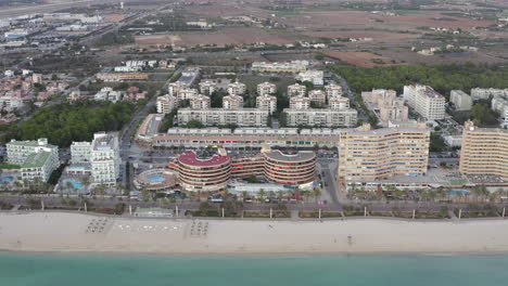 Antena:-Hoteles-En-La-Playa-De-Palma-Primera-Fila-Con-Mar-Y-Playa-En-La-Isla-Tropical-De-Mallorca,-España-En-Vacaciones-De-Día-Soleado,-Viaje,-Soleado