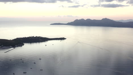 Antenne:-Ozean-Mit-Segelbooten-Und-Tropischer-Insel-Mit-Bergen-Im-Hintergrund-Bei-Sonnenaufgang-Urlaub,-Reise,-Sonnenuntergang