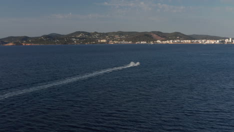 Luftaufnahme-Eines-Unerkannten-Mannes,-Der-An-Einem-Bewölkten-Abend-Die-Fahrt-Beim-Wassersport-Im-Ruhigen-Und-Stillen-Meer-Von-Ibiza-In-Spanien-Genießt