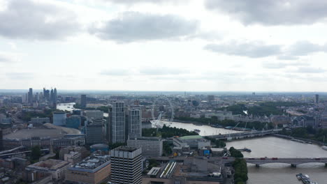 Vista-Aérea-Del-Río-Támesis-Serpenteando-Por-La-Ciudad.-Mezcla-De-Arquitectura-Histórica-Y-Moderna.-Adelante-Vuelan-Contra-El-Cielo-Nublado.-Londres,-Reino-Unido