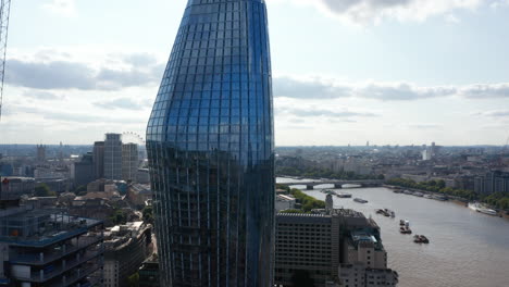 Toma-De-Una-Grúa-De-Un-Moderno-Edificio-De-Apartamentos-De-Blackfriars.-Fachada-De-Vidrio-Brillante-De-Rascacielos-Que-Refleja-El-Cielo.-Vista-Aérea-Del-Río-Támesis-Que-Atraviesa-La-Ciudad.-Londres,-Reino-Unido