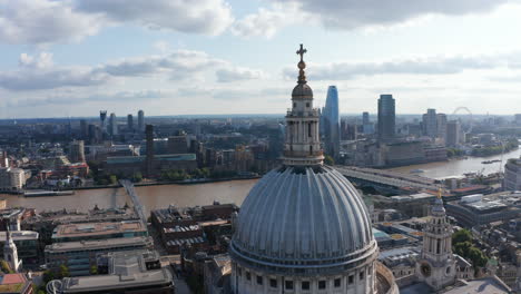 Enge-Fliege-Um-Die-Spitze-Der-Kathedrale-Von-Saint-Paul.-Luftaufnahme-Der-Themse-Und-Ihres-Südufers-Mit-Der-Tate-Modern-Art-Gallery-Und-Einem-Blackfriars-Wolkenkratzer.-London,-Vereinigtes-Königreich