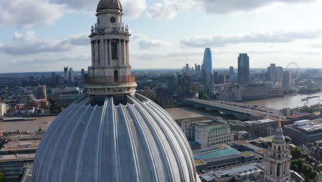 Backwards-reveal-of-large-dome-and-lantern-on-top-of-baroque-Saint-Pauls-Cathedral.-Old-Anglican-church-near-River-Thames.-London,-UK