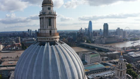 Rückwärts-Offenbaren-Große-Kuppel-Und-Laterne-Auf-Der-Barocken-Kathedrale-Saint-Pauls.-Alte-Anglikanische-Kirche-In-Der-Nähe-Der-Themse.-London,-Vereinigtes-Königreich