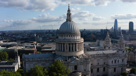 Vista-Aérea-De-La-Catedral-De-San-Pablo.-Famoso-Edificio-Barroco-Religioso-Con-Gran-Cúpula.-Vista-Contra-Nubes-Brillantes-En-El-Cielo.-Londres,-Reino-Unido