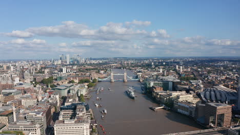 Los-Delanteros-Vuelan-Sobre-El-Río-Támesis.-Vista-Aérea-Del-Barco-Museo-Hms-Belfast-Y-El-Famoso-Puente-De-La-Torre.-Vista-Aérea-Panorámica-De-La-Ciudad.-Londres,-Reino-Unido