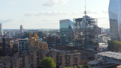 Panoramakurvenaufnahme-Von-Gebäuden-Am-Südufer-Der-Themse.-Bau-Neuer-Moderner-Hochhäuser-Mit-Glänzender-Glasfassade.-London,-Vereinigtes-Königreich
